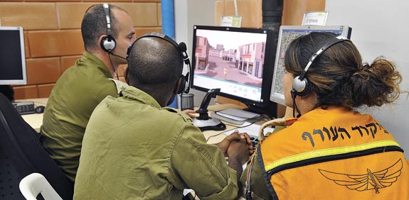 אנשי פיקוד העורף וצגי הסימולטור / צלם: תמר מצפי